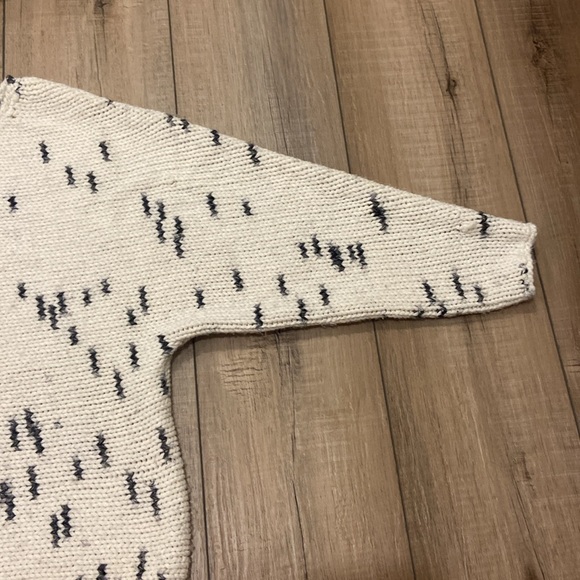 Beautiful white and black knit sweater, size small - Picture 5 of 5